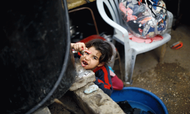 غزہ: خوراک نایاب، جلتے انسانوں کو بچانے تک کے لیے پانی دستیاب نہیں