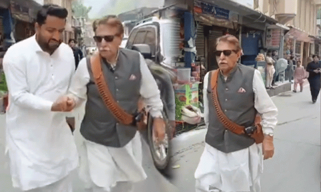 پاک بھارت کشیدگی، سابق وزیراعظم راجہ فاروق حیدر پستول سینے پر سجائے میدان میں آگئے