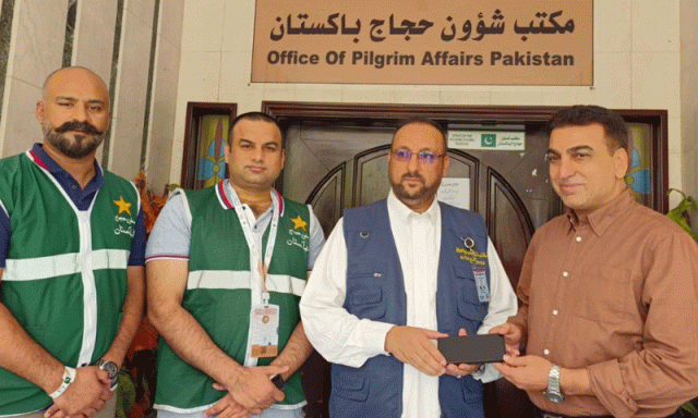دیانت داری کی اعلیٰ مثال: پاکستانی معاون نے عراقی خاتون حاجن کا گم شدہ مہنگا فون واپس کردیا