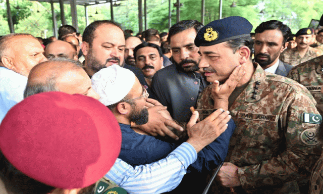 بھارت کے بزدلانہ حملے کے جواب میں پاکستانی عوام مسلح افواج کے ساتھ