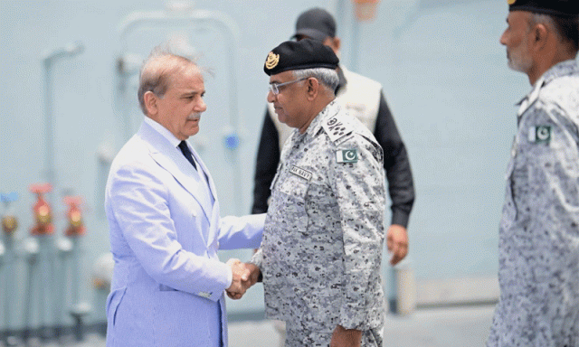 وزیراعظم شہباز شریف کا نیول ڈاکیارڈ کا دورہ، آپریشن ’بنیان مرصوص‘ میں پاک بحریہ کے کردار کو سراہا
