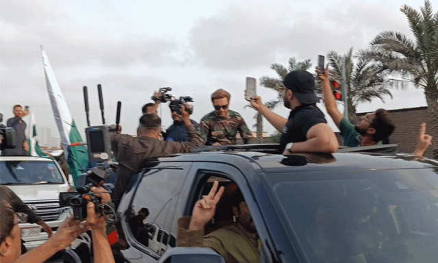 شاہد آفریدی کا پاک فوج سے بھرپور اظہار یکجہتی، کراچی میں ’پاکستان زندہ‘ باد ریلی