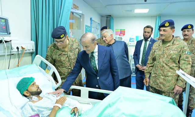 آرمی چیف کے ہمراہ وزیر اعظم شہباز شریف کا سی ایم ایچ راولپنڈی کا دورہ، زخمیوں کی عیادت کی