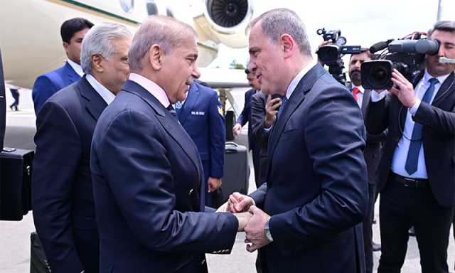 وزیراعظم شہباز شریف آذربائیجان پہنچ گئے، سہ فریقی اجلاس میں شرکت کریں گے