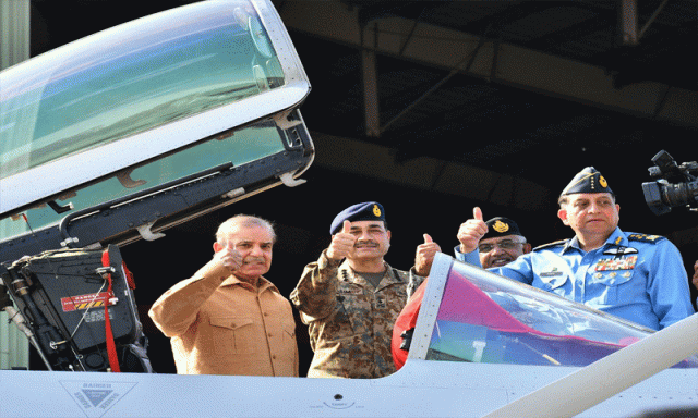 وزیراعظم کا دورہ کامرہ ایئر بیس، آپریشنل تیاریوں و جنگی صلاحتیوں پر بریفنگ