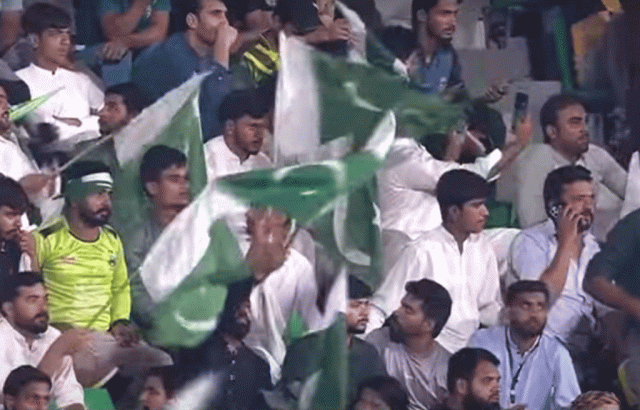 پی ایس ایل فائنل میں پاک بحریہ کو خراج تحسین، قذافی اسٹیڈیم پاکستان زندہ باد کے نعروں سے گونج اٹھا