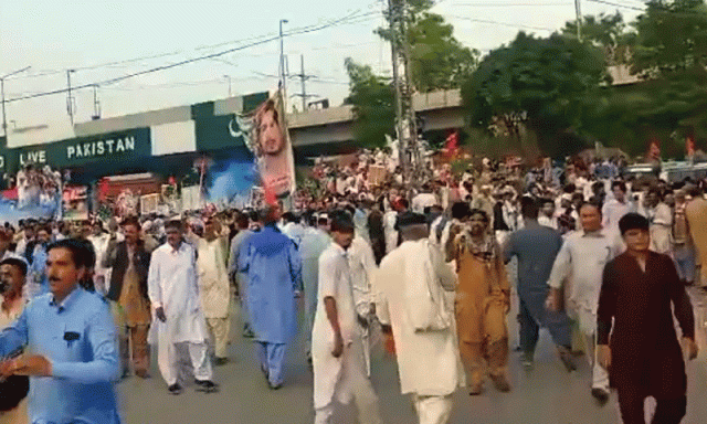 پشاور: پیپلزپارٹی کا صوبے میں مبینہ کرپشن کے خلاف احتجاج، ریڈزون کا گیٹ توڑ دیا