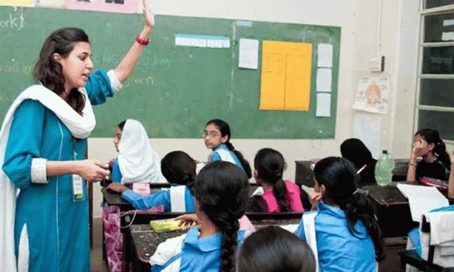 کیا اب استاد دیر سے آنے پر طلبہ کو ڈانٹ بھی نہیں سکتا؟