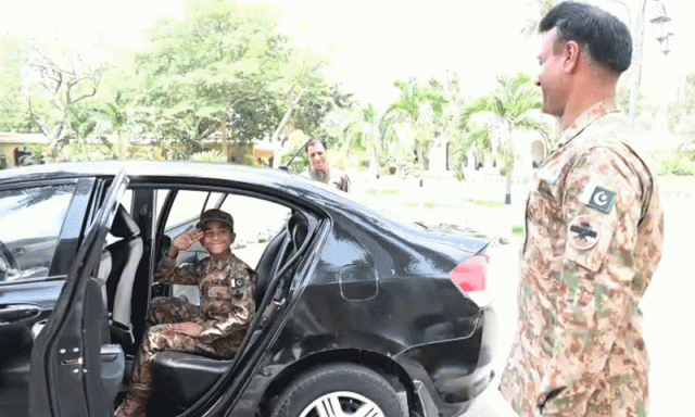 ننھا اعزازی کیپٹن: پاک فوج نے کراچی کے رہائشی بچے کی خواہش پوری کردی