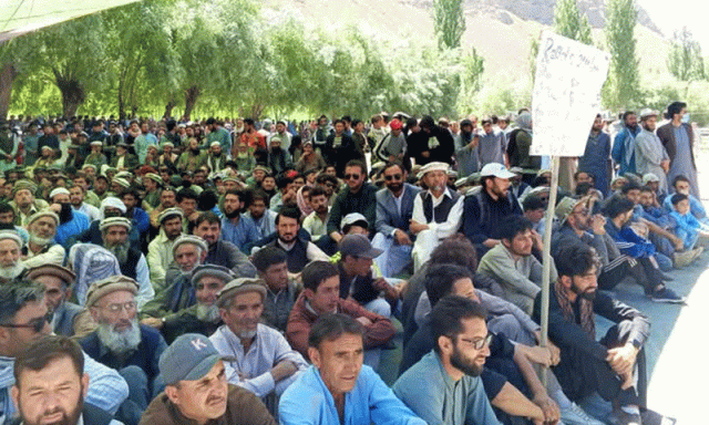 16 سال، ایک ارب 16 کروڑ خرچ: 28 کلومیٹر سڑک نہ بننے پر عوام کا دھرنا