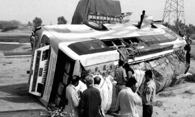 کراچی میں بس الٹنے سے 3 مسافر جان بحق، 8 زخمی ہوگئے