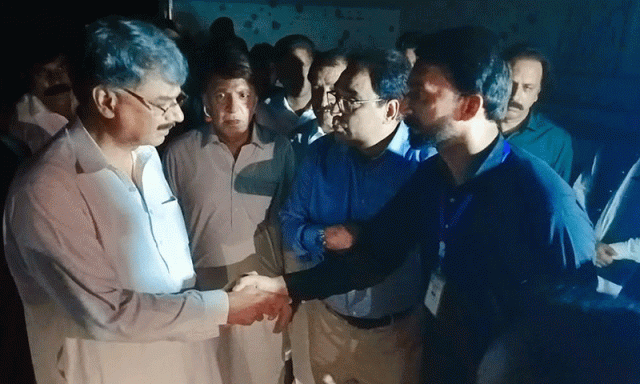 بھارتی  گولہ باری کے دوران فرض شناسی کی مثال قائم کرنیوالے ایمبولینس ڈرائیور کے لیے انعام