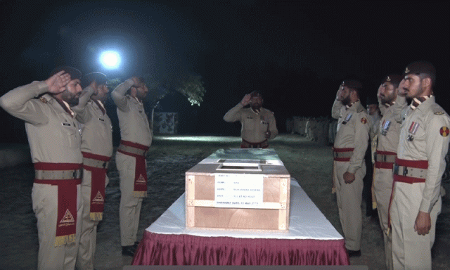 شہید حوالدار محمد نوید کی نماز جنازہ لاہور میں ادا، وزیر داخلہ محسن نقوی کی شرکت