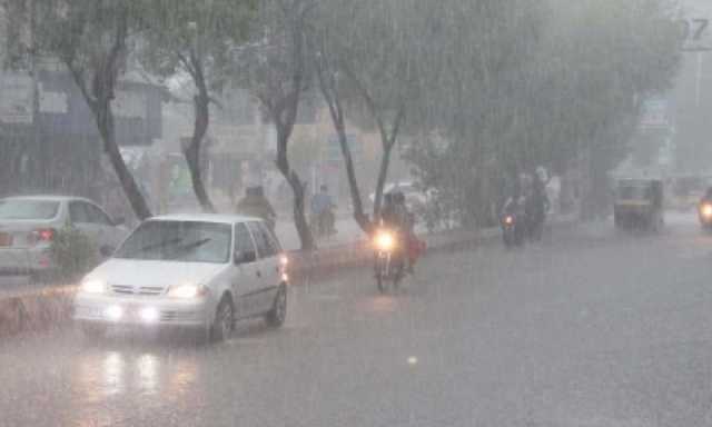 حیدر آباد میں مٹی کا طوفان اور گرج چمک کے ساتھ بارش، متعدد فیڈرز ٹرپ کرگئے