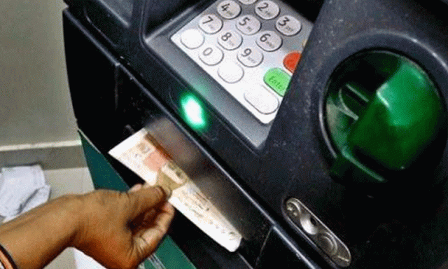 بینک ٹرانزیکشنز پر ٹیکس اور فیسوں میں بڑا اضافہ، نان فائلرز کے رقم نکالنے پر کتنا ٹیکس کٹے گا؟