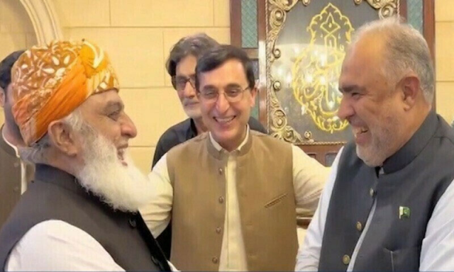 پی ٹی آئی 26ویں آئینی ترمیم کے معاملے پر سیاسی پوائنٹ اسکورنگ نہ کرے، فضل الرحمان کی تنقید