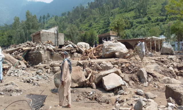 بونیر: خاندان کے 22 افراد سیلاب کی نذر، ’سمجھ نہیں آتا لاشیں دفنائیں یا ملبہ مزید کھنگالیں‘