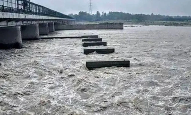 دریائے چناب اور راوی میں اونچے درجے کا سیلاب، سیالکوٹ میں بارش کا 11 سالہ ریکارڈ ٹوٹ گیا