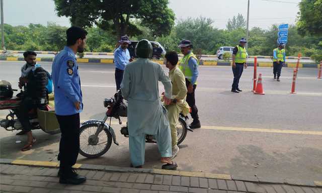 اسلام آباد: ٹریفک قوانین کی خلاف ورزیوں پر 1500 سے زائد گاڑیاں اور موٹر سائیکل تھانے منتقل