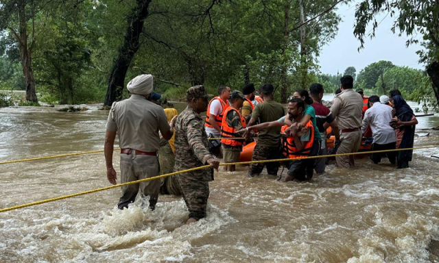 مقبوضہ جموں و کشمیر: تباہ کن بارش اور سیلاب سے 13 ہلاک، مواصلاتی نظام ٹھپ
