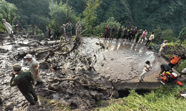 مقبوضہ جموں و کشمیر میں بادل پھٹنے اور لینڈ سلائیڈنگ سے 11 افراد جاں بحق، درجنوں مکانات تباہ