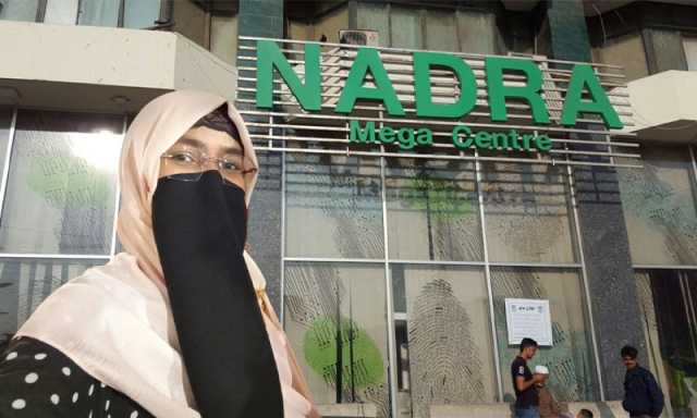 ماں باپ کی علیحدگی میں پھنسے خواب: کراچی کی ماہ نور کا شناختی کارڈ نہ ملنے پر عدالت سے رجوع