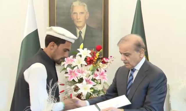 وزیرِ اعظم نے گلگت بلتستان کے ہیروز کو فی کس 25 لاکھ روپے کے انعامی چیکس پیش