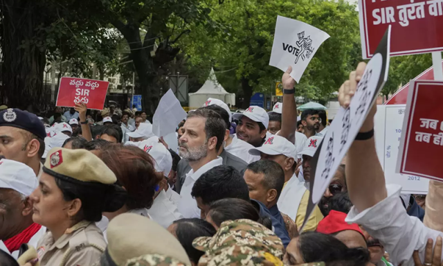 راہول گاندھی کی ’ووٹ چور؛ گدی چھوڑ‘ مہم، بھارت کا انتخابی بحران بے نقاب