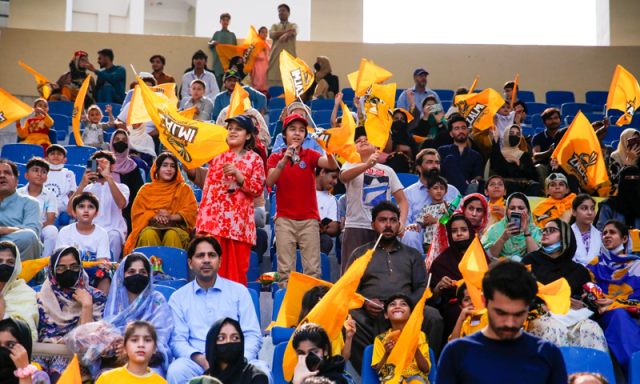پشاور: سیلاب متاثرین کیلئے چیریٹی میچ بار بار رکا، شائقین کے میدان میں داخلے سے پولیس کی دوڑیں لگ گئیں