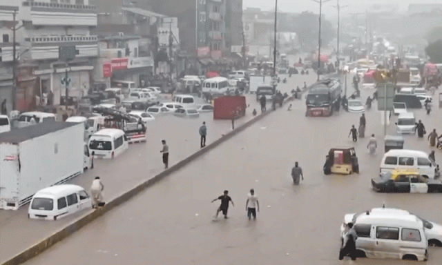 سڑکیں زیرِ آب، بجلی غائب، کراچی میں موسلادھار بارش کے بعد ایمرجنسی نافذ