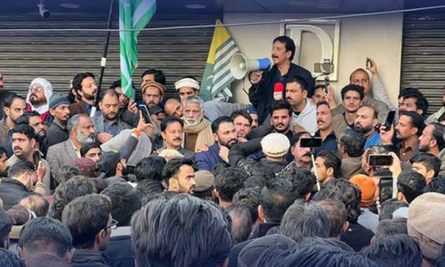 آزاد کشمیر میں نظام زندگی درہم برہم، عوامی ایکشن کمیٹی کا مظفرآباد کی جانب مارچ کا اعلان