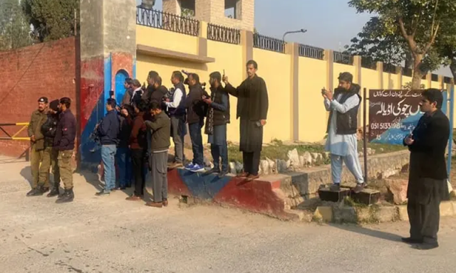 وی نیوز کے رپورٹر بلال عباسی کو اڈیالہ جیل کے باہر علیمہ خان کی کووریج سے روک دیا گیا، پولیس نے موبائل فون بھی چھین لیا