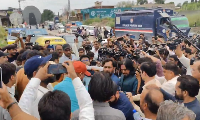 اڈیالہ جیل کے باہر علیمہ خان کی میڈیا ٹاک کے دوران بدنظمی، صحافیوں پر تشدد