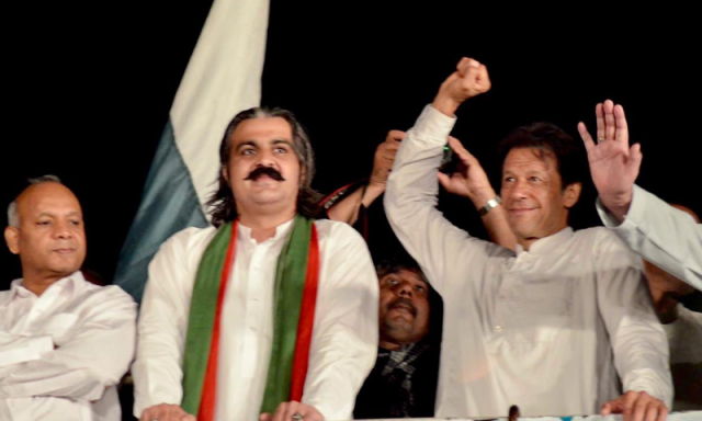 پی ٹی آئی کی آن بان شان سمجھے جانے والے علی امین گنڈاپور کی مقبولیت میں کمی کیوں آئی؟