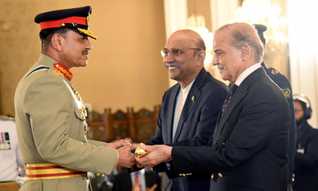 فیلڈ مارشل عاصم منیر کی کامیابیاں بے مثال، توسیع کے لیے ان سے بہتر کون ہوگا، رانا ثنااللہ