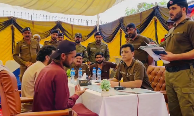 ماں کے خلاف شکایت کرنے والے بیٹے کو معافی مانگنے کی ہدایت، صارفین کا ڈی پی او غلام محی الدین کے لیے انعام کا مطالبہ