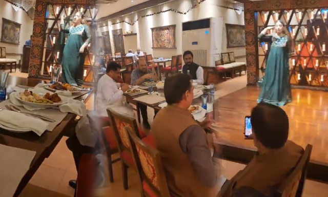 ’کسی انسان کی اتنی تذلیل نہیں کی جاسکتی‘، ہوٹل میں خاتون کے رقص کی ویڈیو وائرل