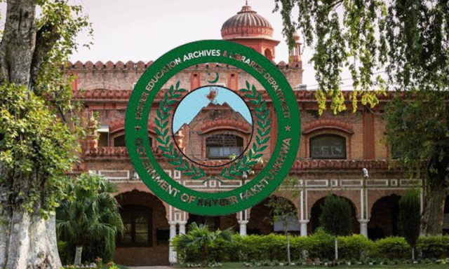 خیبر پختونخوا: 2 سالہ ڈگری پروگرام بحال، کئی مضامین میں داخلے بند، فائدہ کیا ہو گا؟