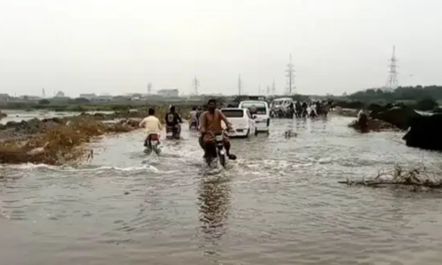 کراچی میں موسلا دھار بارش، نکاسیٔ آب کا نظام درہم برہم، شہر مفلوج