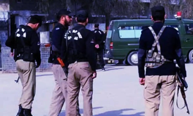 کرک: نامعلوم افراد کی پولیس کی گاڑی پر فائرنگ، ایس ایچ او سمیت 3 اہلکار شہید