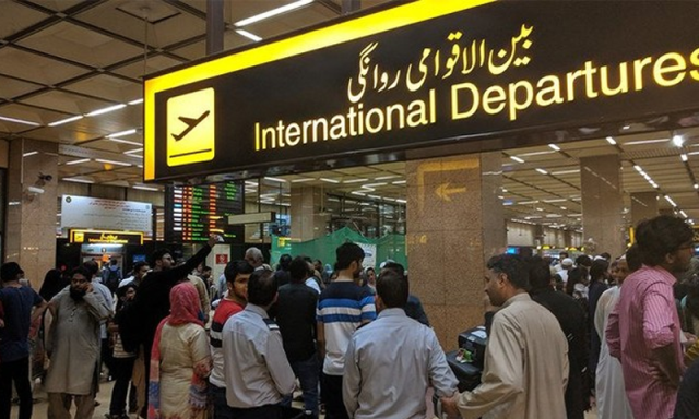 بیرون ممالک روزگار کے لیے جانے والے پاکستانیوں کی تعداد میں کمی کیوں ہو رہی ہے؟