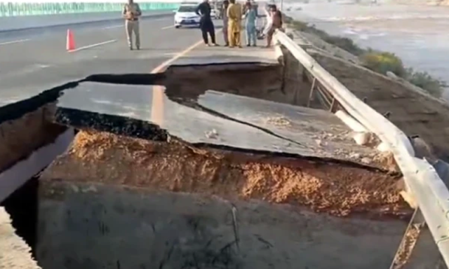 جلال پور پیر والا میں موٹروے ایم 5 کے متاثرہ حصے کی بحالی کا کام شروع