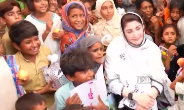 ’مجھے بھی گھر میں گڑیا کہہ کر بلاتے ہیں‘: مریم نواز کی سیلاب متاثرہ بچوں سے ملاقات، تحائف تقسیم
