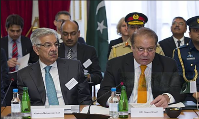نواز شریف اسٹیبلشمنٹ کے ساتھ چلتے تو مدت پوری کرتے، خواجہ آصف