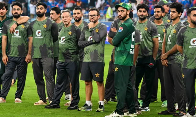 ایشیا کپ فائنل میں پاکستان کو شکست، ’پریشان ایسے ہورہے ہیں جیسے پہلی بار ایسا ہوا ہے‘