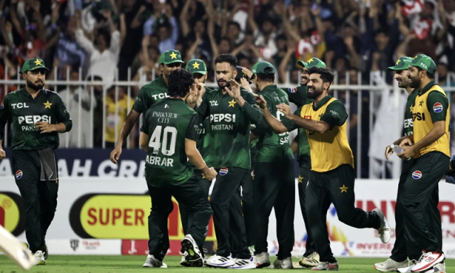قومی کرکٹ ٹیم کے کن 2 کھلاڑیوں نے سہ ملکی سیریز کے میچوں کی فیس سیلاب متاثرین کے نام کردی؟
