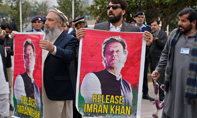 پشاور میں ’ریلیز عمران خان‘ جلسہ، کارکنوں کا قیادت پر عدم اعتماد کیا گل کھلائے گا؟