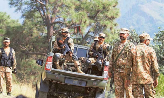 کیچ میں سیکیورٹی فورسز کے قافلے پر خودکش حملہ، 8 اہلکار زخمی