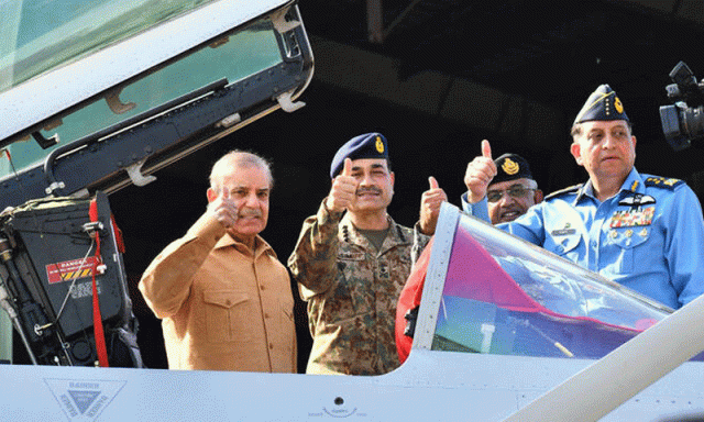 یہ دن بہادر سپوتوں کی جرات اور قربانیوں کی یاد دلاتا ہے، وزیراعظم کا یوم فضائیہ پر پیغام