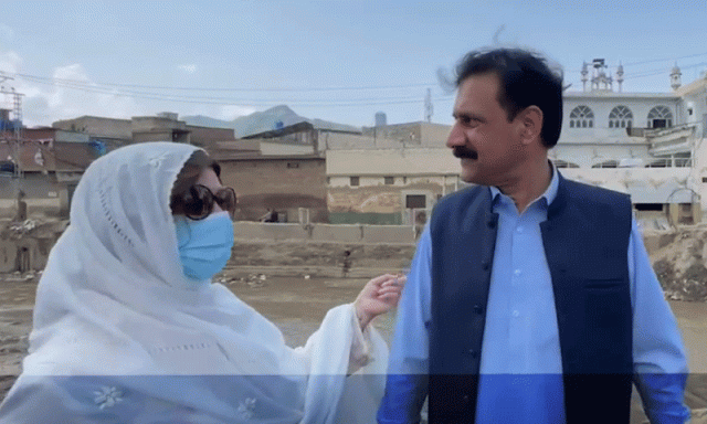 خیبر پختونخوا: ملالہ یوسفزئی کے والدین کا سیلاب متاثرہ اضلاع کا دورہ، رضاکاروں کو خراج تحسین
